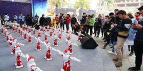 人形智能机器人小E在深圳蛇口海上世界<<创世纪龙抬头国际双创盛典>>