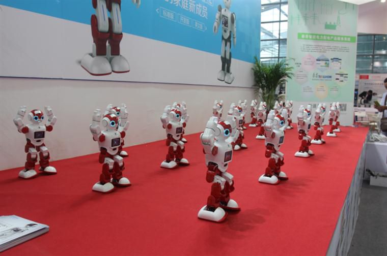 城市漫步智能机器人亮相高交会，中国人工智能科技震惊海外